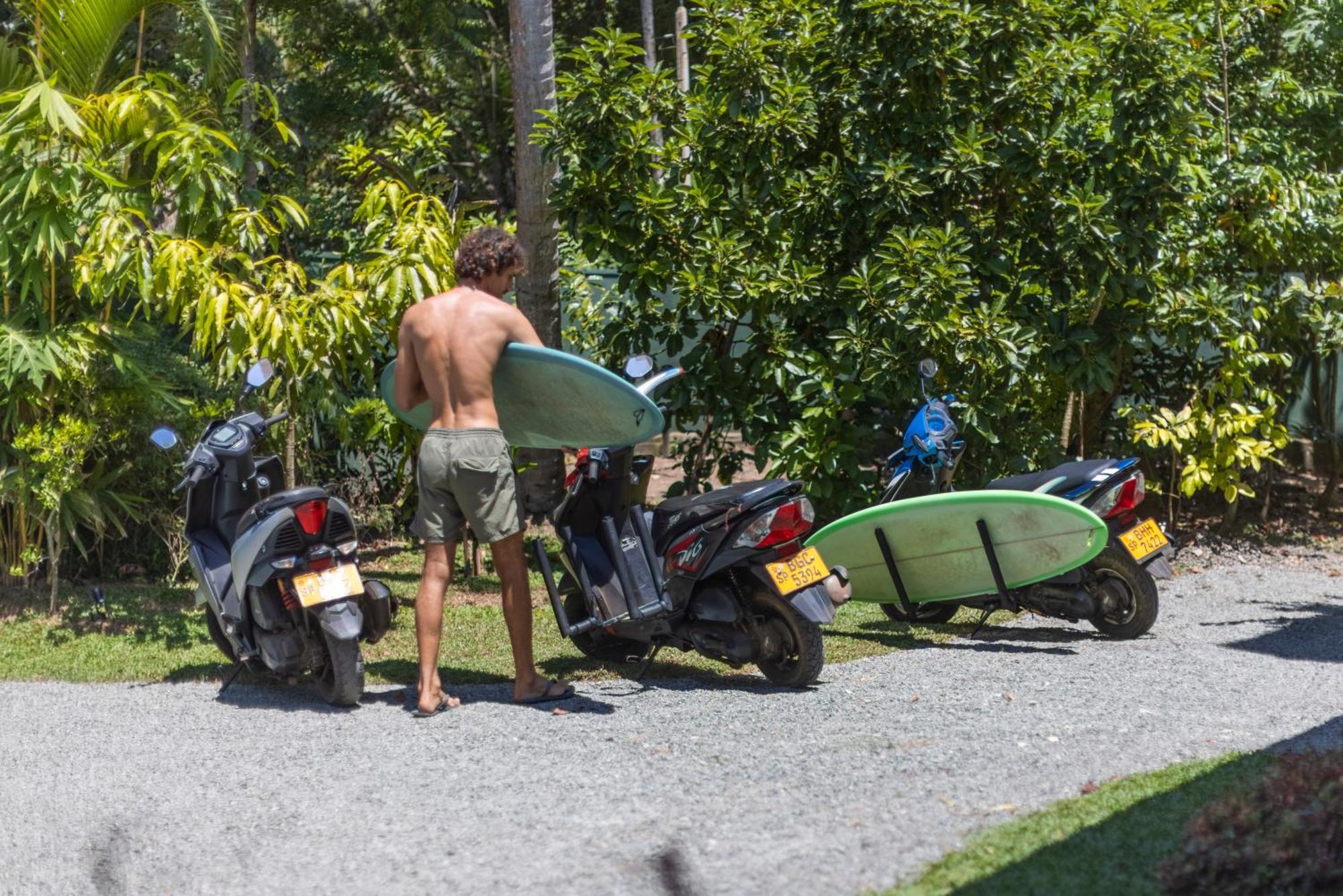 Makai Surf House Hotel Ahangama Bagian luar foto