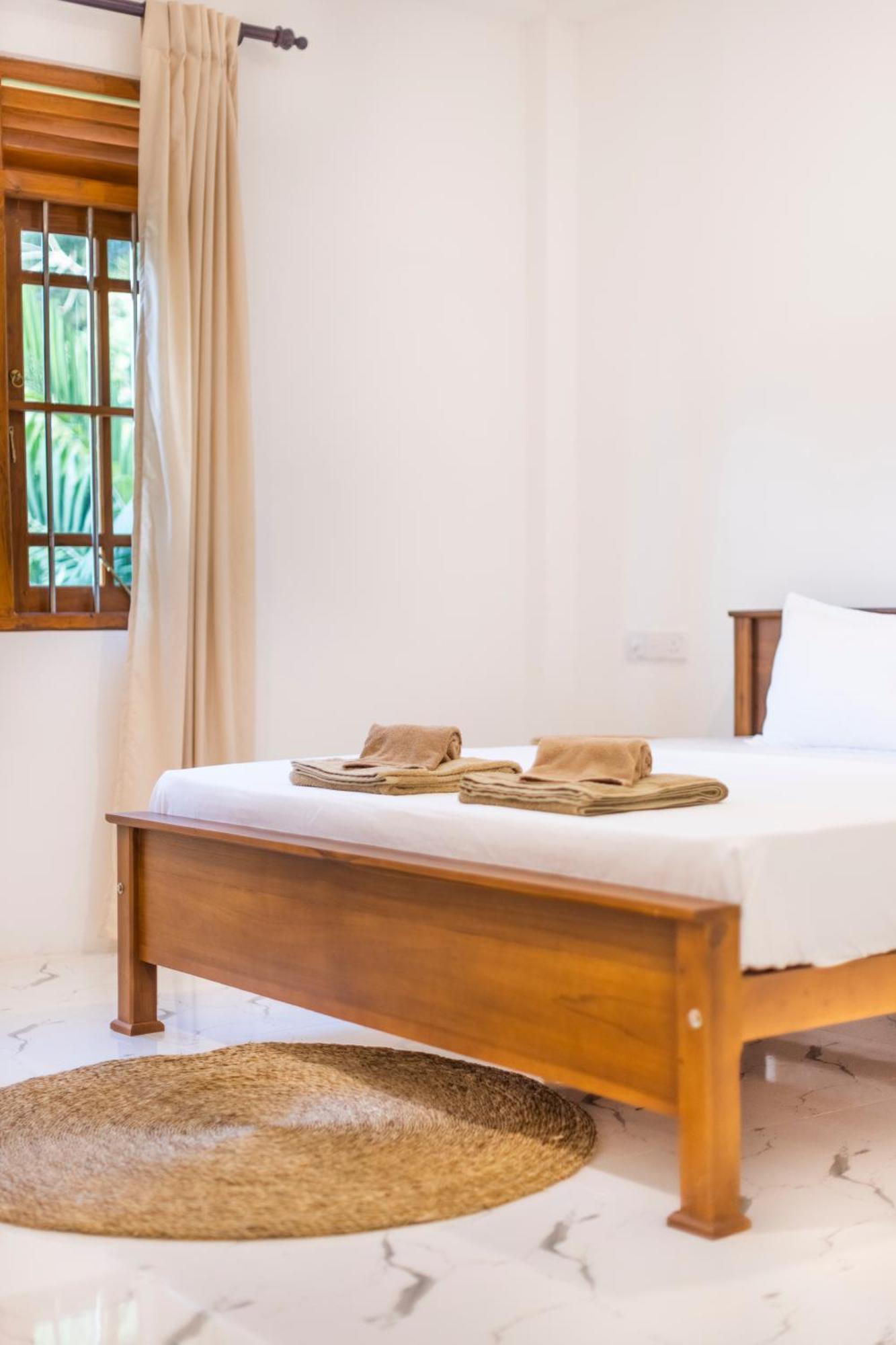 Makai Surf House Hotel Ahangama Bagian luar foto