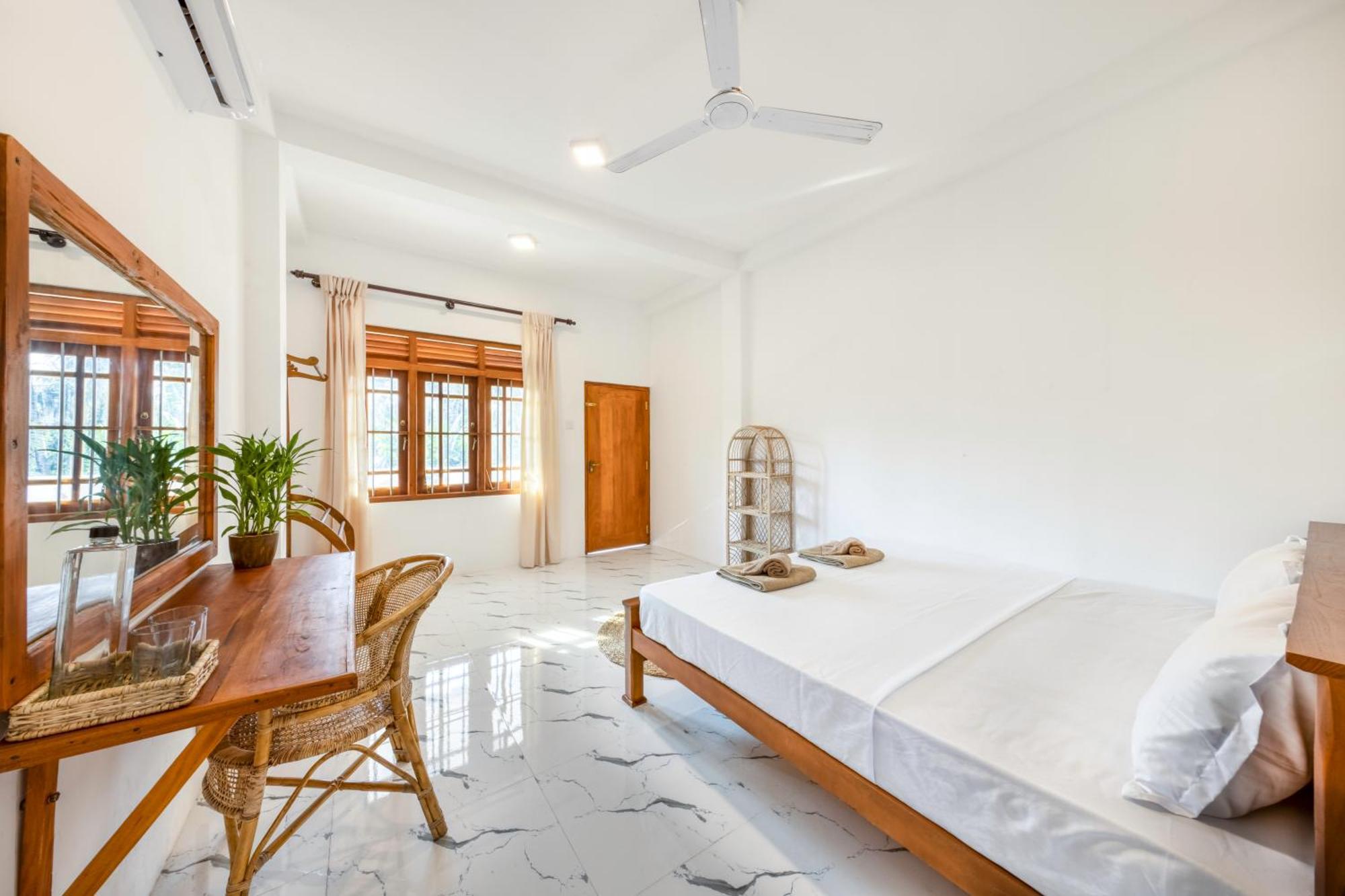 Makai Surf House Hotel Ahangama Bagian luar foto