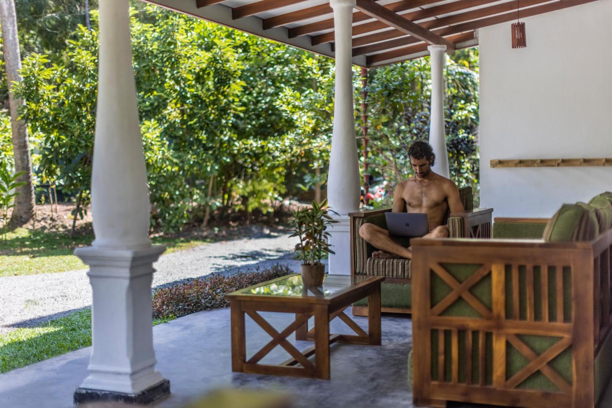 Makai Surf House Hotel Ahangama Bagian luar foto